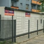 Paczkomat Allegro Smart na osiedlu mieszkaniowym we Wrocławiu