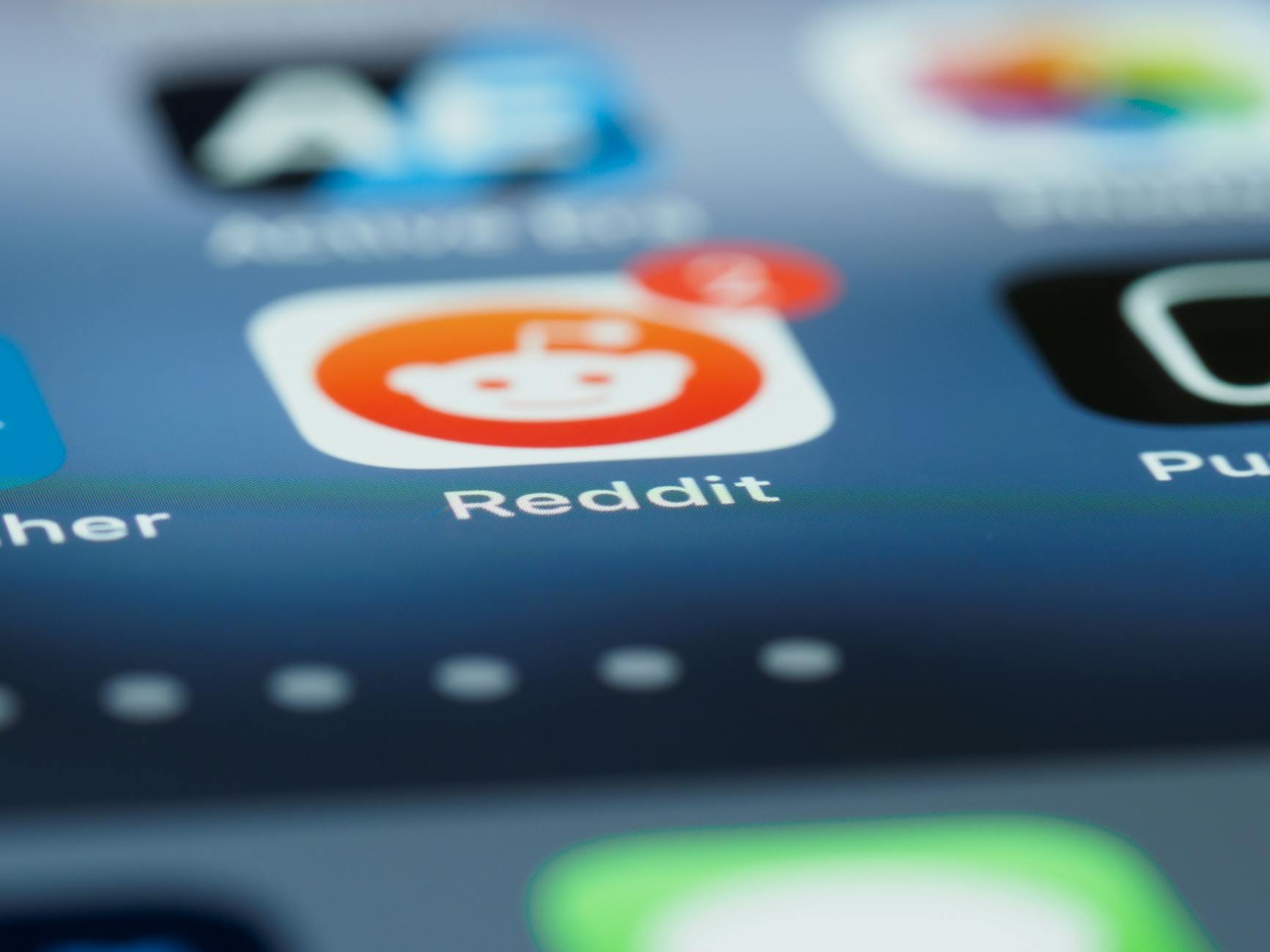 Zbliżenie ekranu smartfona z aplikacją Reddit i ikoną powiadomienia