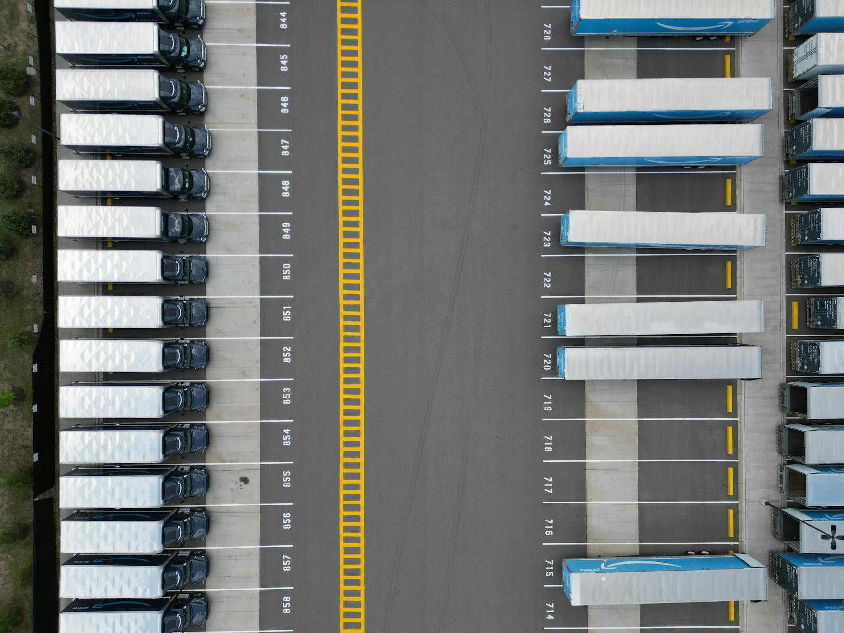 Rząd ciężarówek na parkingu logistycznym widziany z góry