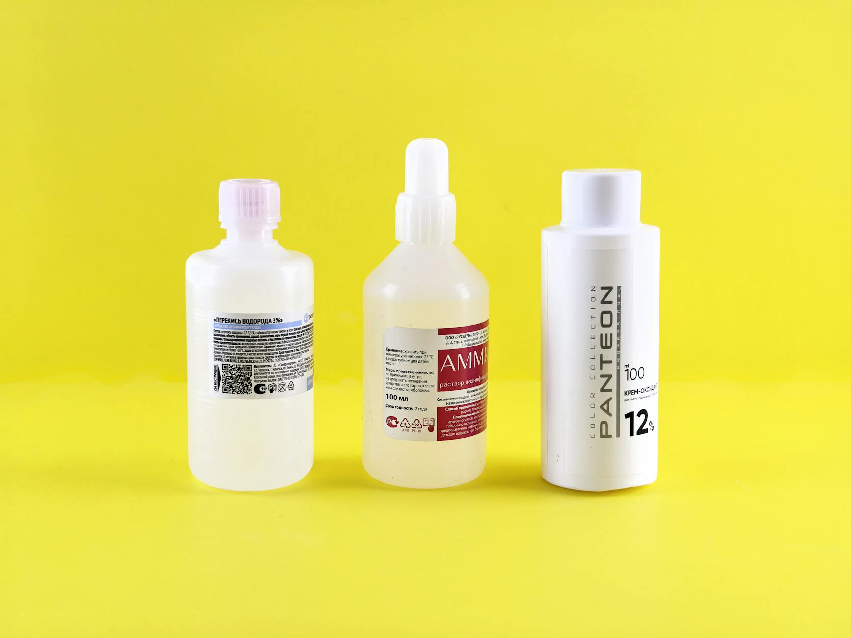 Zabezpieczenie przesyłek z alkoholami, kosmetykami i płynami przed wylaniem i zniszczeniem Trzy oznakowane butelki z płynami na żółtym tle